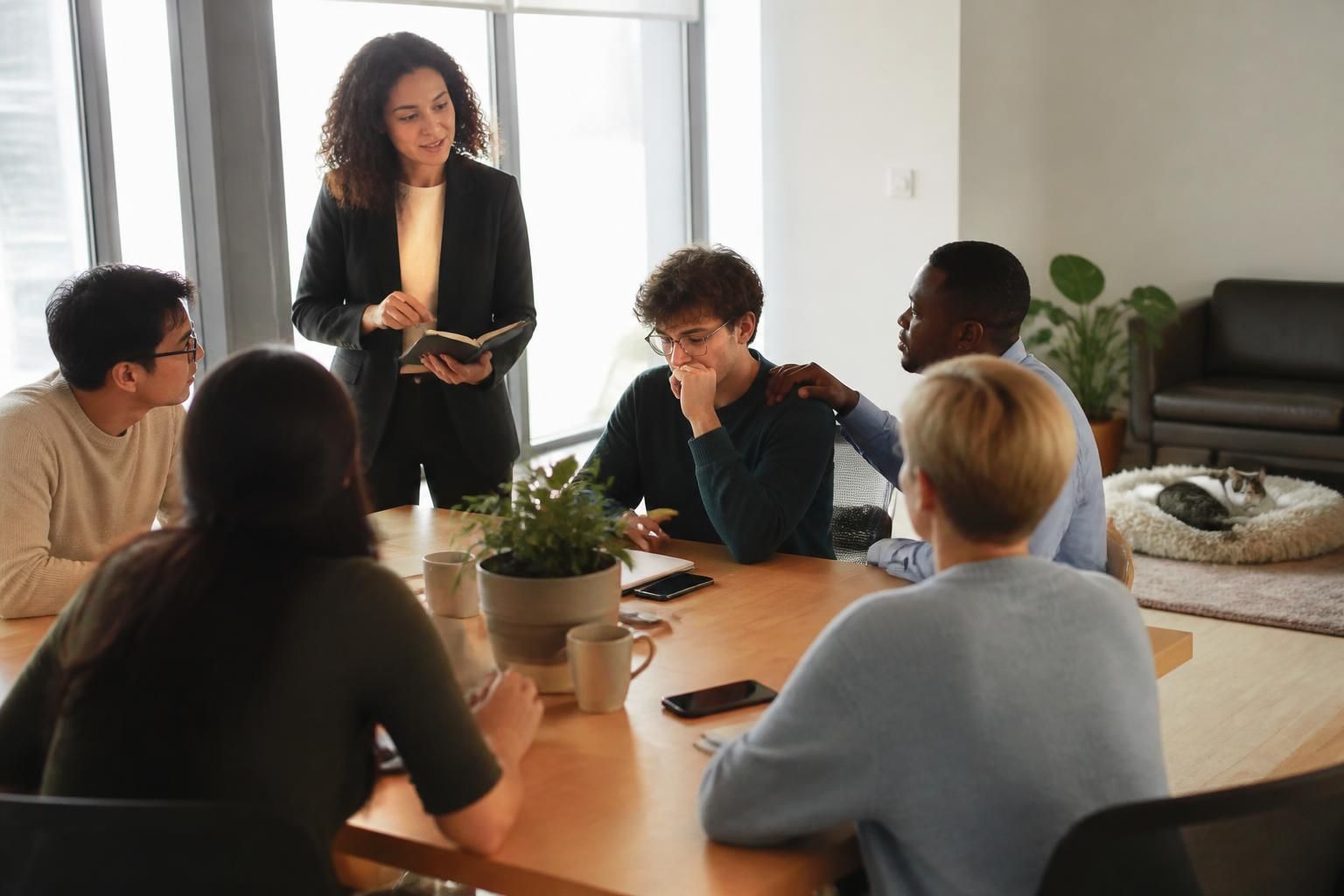 découvrez des stratégies efficaces pour préserver le bien-être des collaborateurs durant une restructuration d’entreprise, en assurant soutien, communication transparente et accompagnement personnalisé.