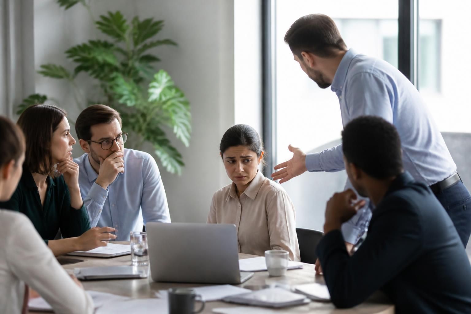 découvrez comment reconnaître les signes du harcèlement moral au travail et identifier les comportements à risque pour mieux vous protéger et agir efficacement.